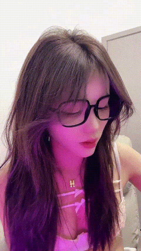 推荐 颜值嫩妹【娇羞小熙熙】刚下海放不开，颜值顶，好身材大长腿，性瘾上来双道具自.gif