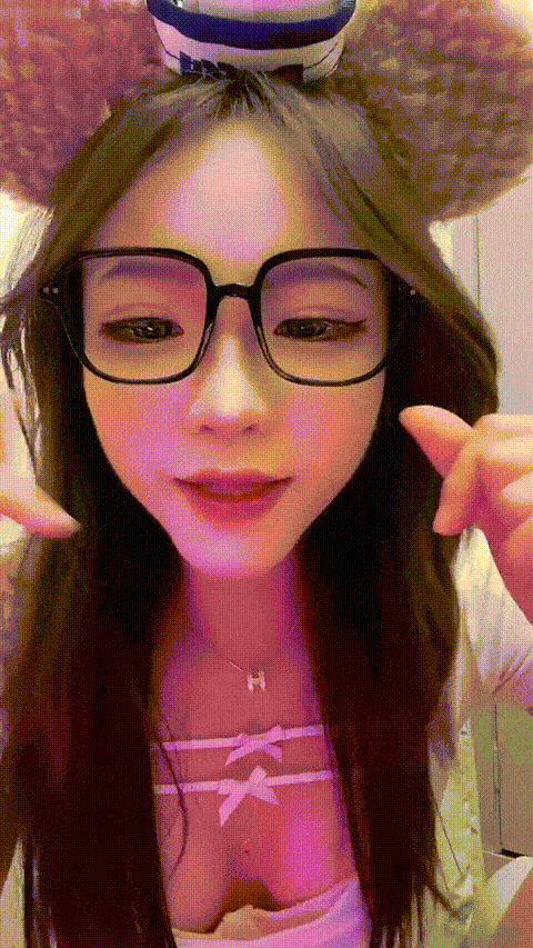 推荐 颜值嫩妹【娇羞小熙熙】刚下海放不开，颜值顶，好身材大长腿，性瘾上来双道具自.gif