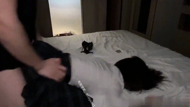 【11月新档】46万粉丝网黄蜂腰美乳萝莉「困困狗」付费资源 穿着黑丝和JK服给爸爸操，.gif