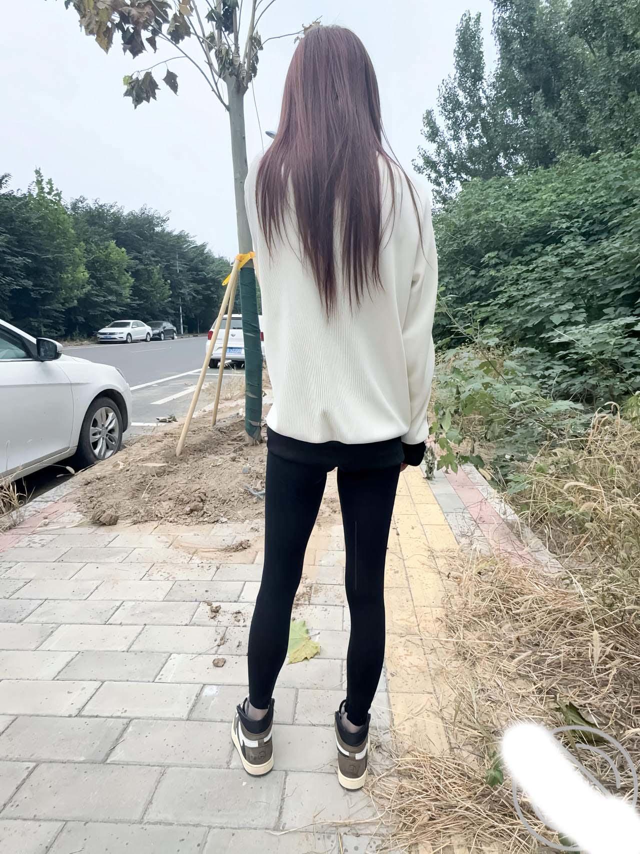 骚逼车拍丝袜骚腿 勾引路人 被大鸡把使劲猛操 (3) (1).jpg