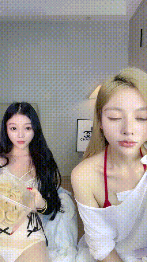 双倍快乐 两位顶级女神【夏安abby】好身材 个顶个的漂亮 完美身材高跟长腿漏奶扒逼 道.gif